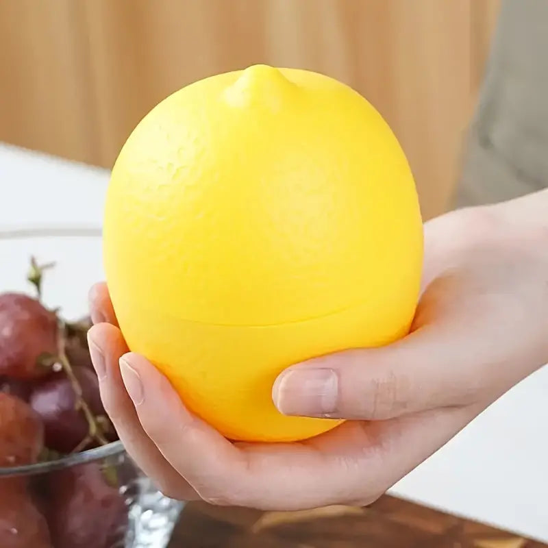 Boîte de conservation alimentaire citron dans la mains