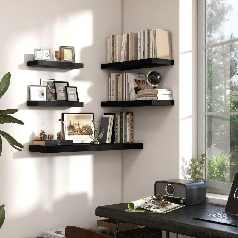 Étagère Murale Bois en coin du mur du bureau