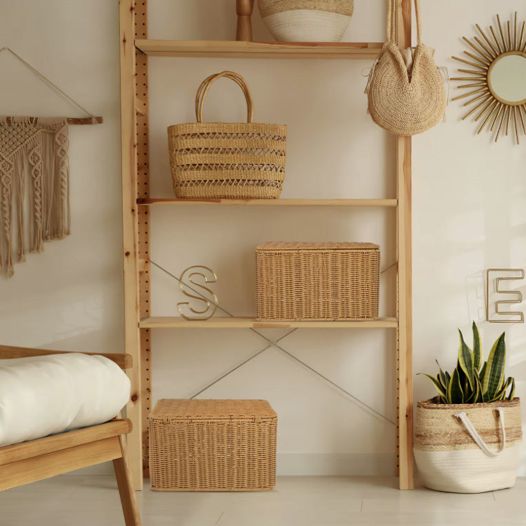 Panier de rangement sur le meuble de cuisine