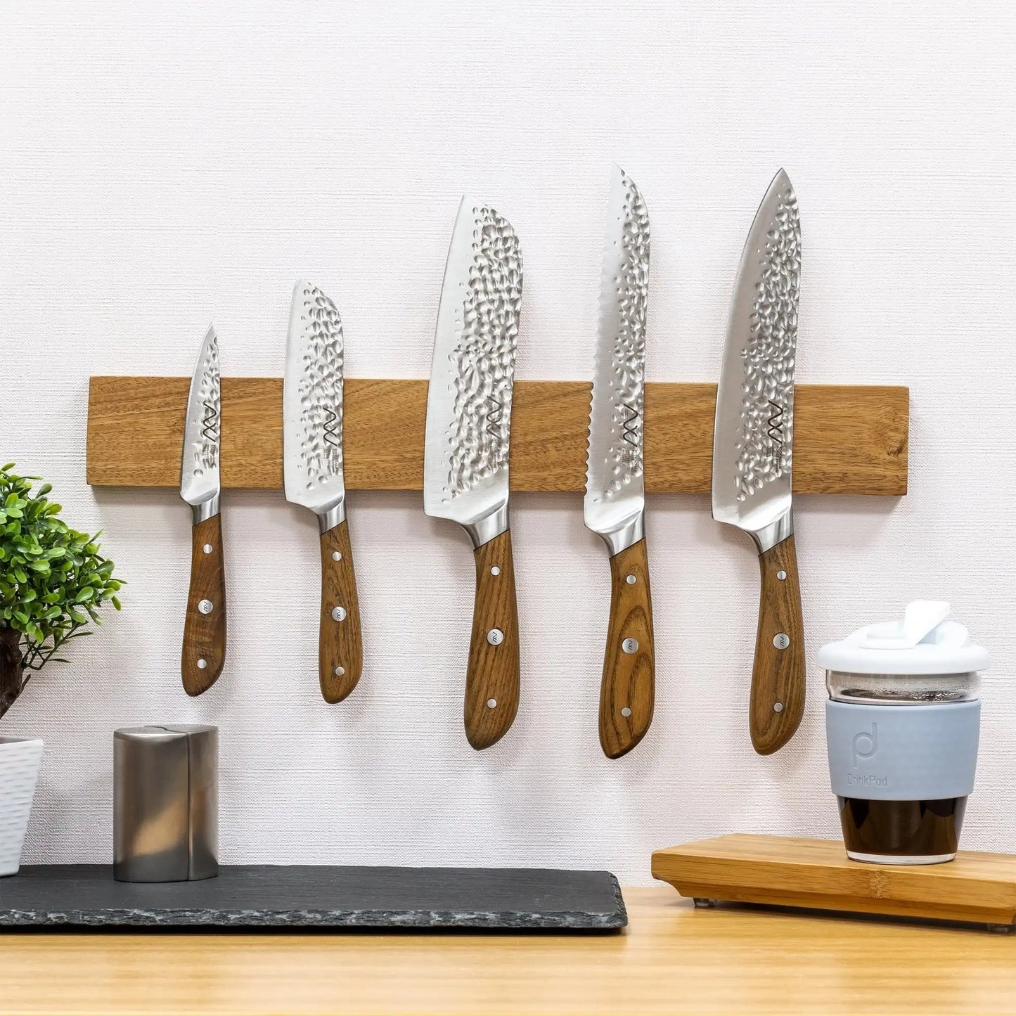 Porte couteaux avec un collection de couteaux