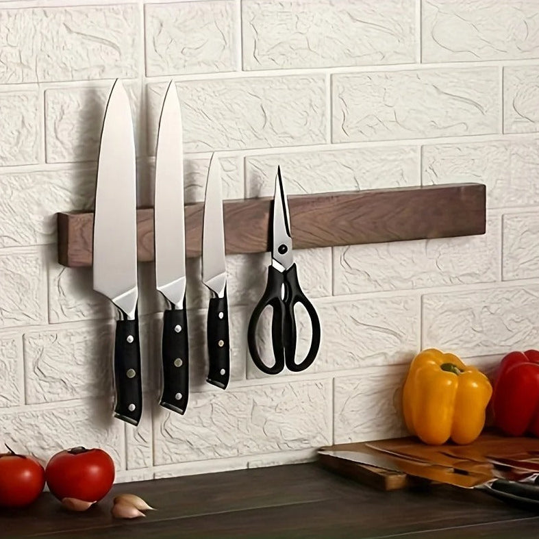 Portes couteaux sur un mur de cuisine
