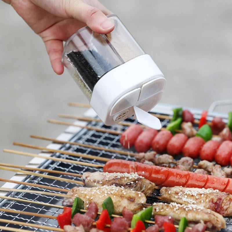 Pots a epices blanc qui saupoudre sur les grillade