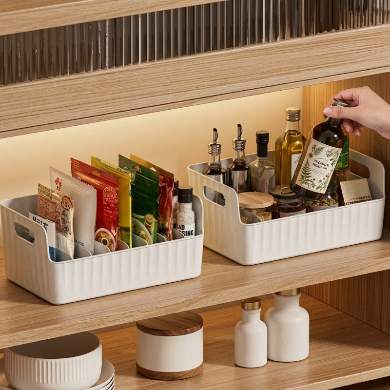 2 Rangement placard cuisine blanc dans une étagère de cuisine