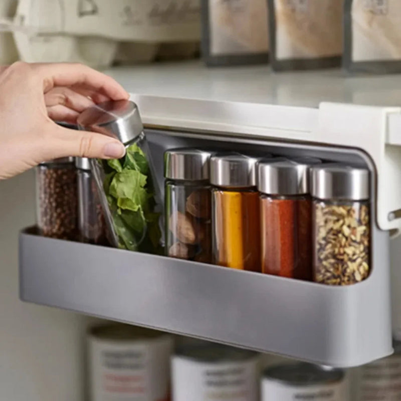 Tiroirs Epices une main se sert d'un pot a epice