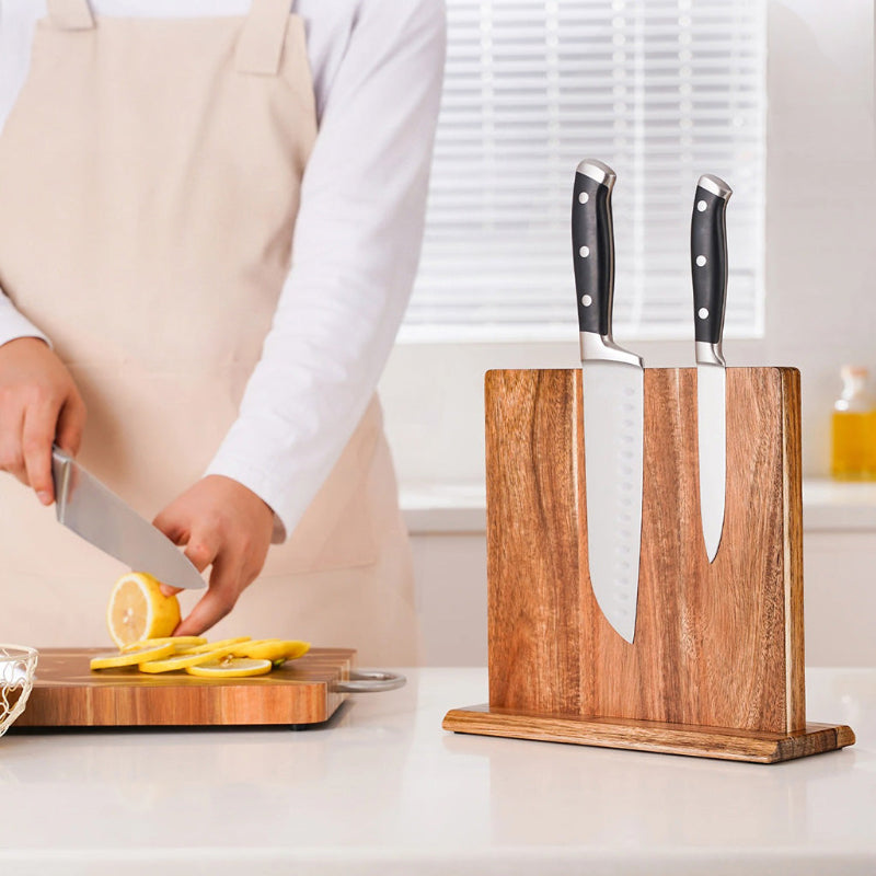 Bloc couteaux avec un cuisinier qui cuisine à côté
