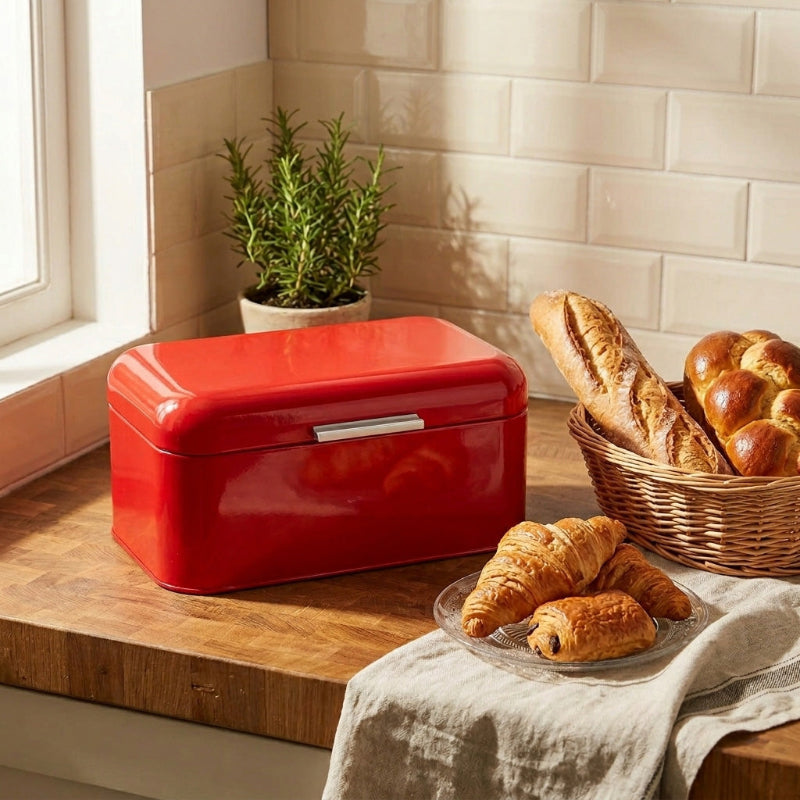 Boite à pain rouge avec des viennoiserie