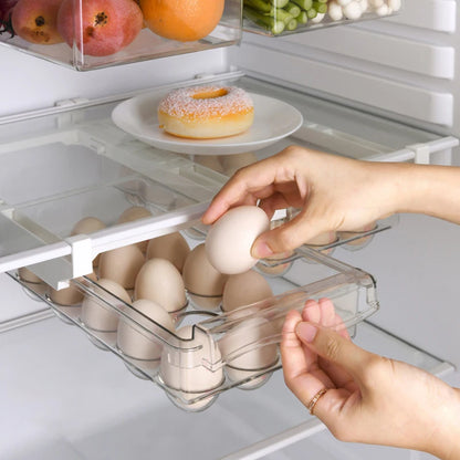 Boite à oeuf avec une main qui prend un oeuf