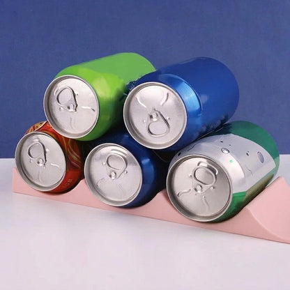 Casier a bouteille avec une pyramide de canettes