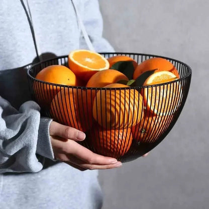 Corbeille fruits transportée par une femme et rempli d'oranges