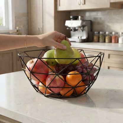 Corbeille a fruits remplie avec une main qui prend une poire