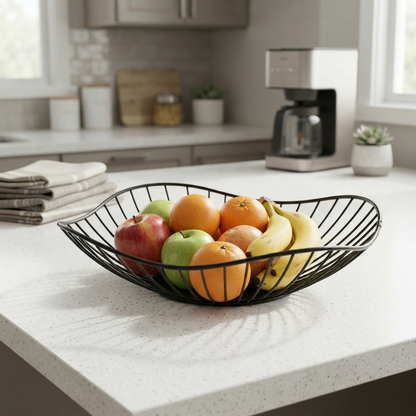 Corbeille a fruit noir sur un comptoir blanc