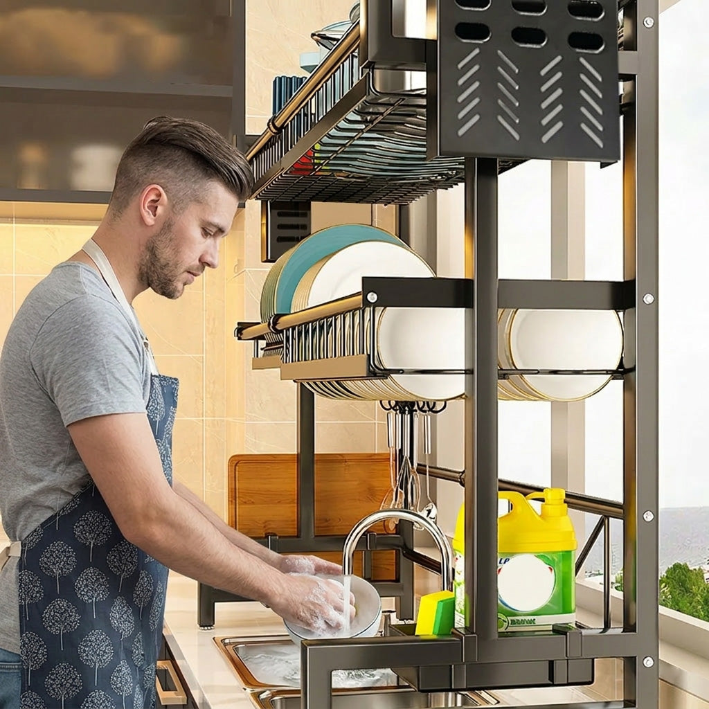 Égouttoir À Vaisselle 2 étages Driynova - Homme faisant le vaisselle