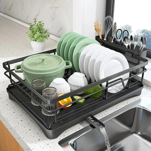Egouttoir SimDry - à côté de l'évier avec vaisselle verte
