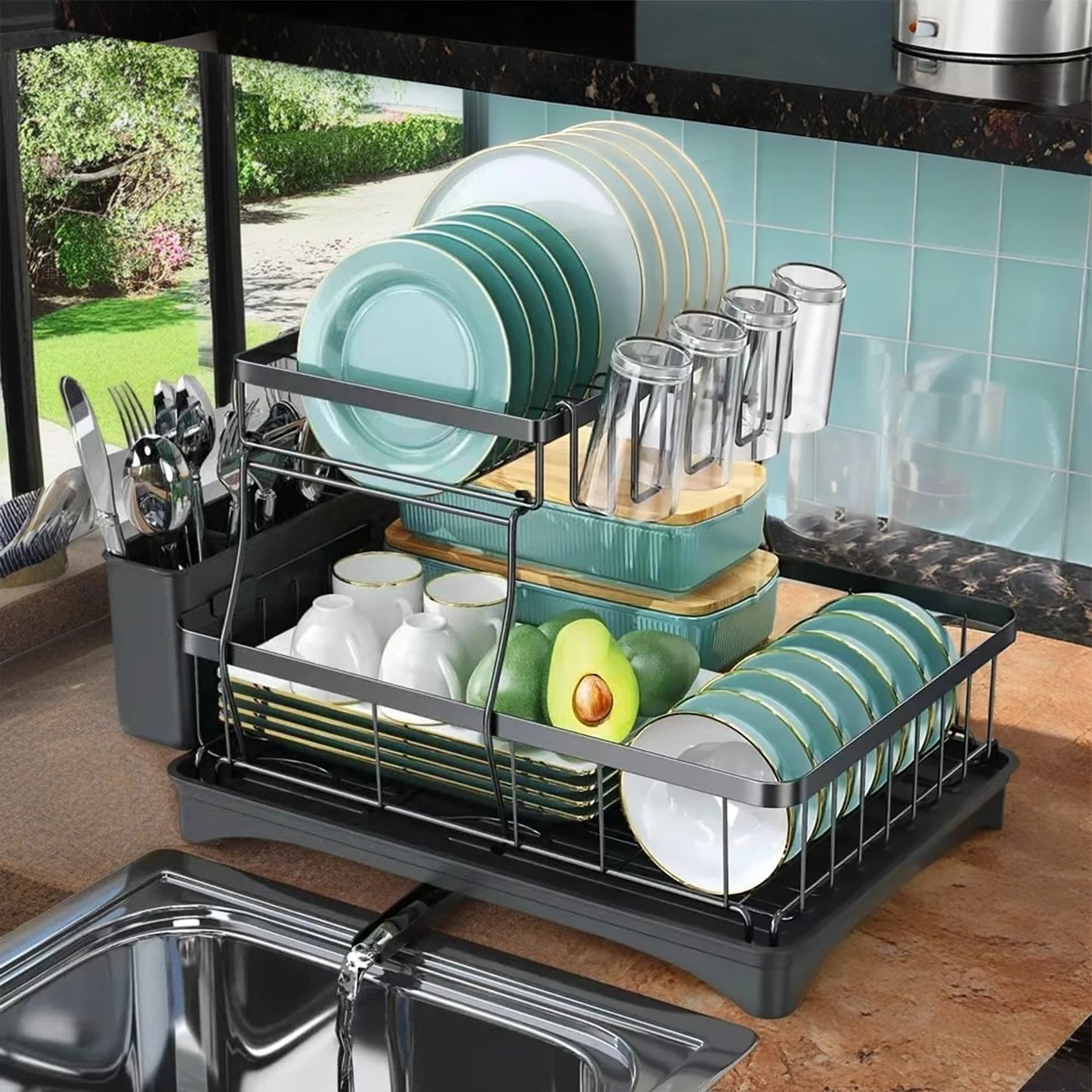 égouttoir vaisselle rempli à côté de la fenêtre