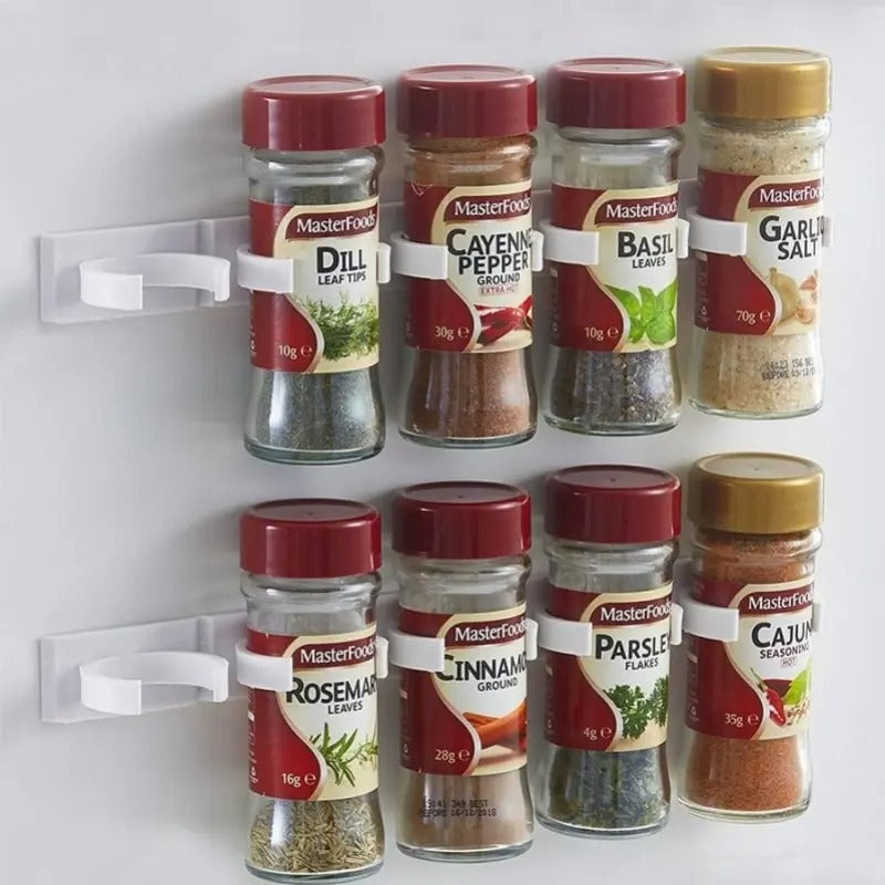 Etagere Epices sur un mur blanc