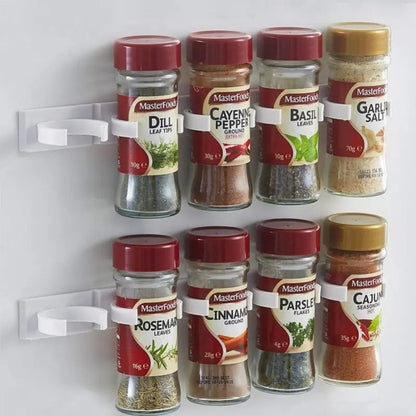 Etagere Epices sur un mur blanc