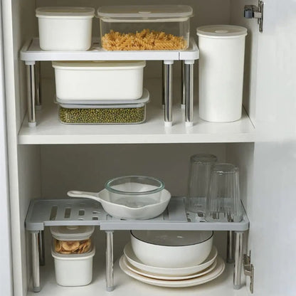 Étagère de cuisine dans le placard