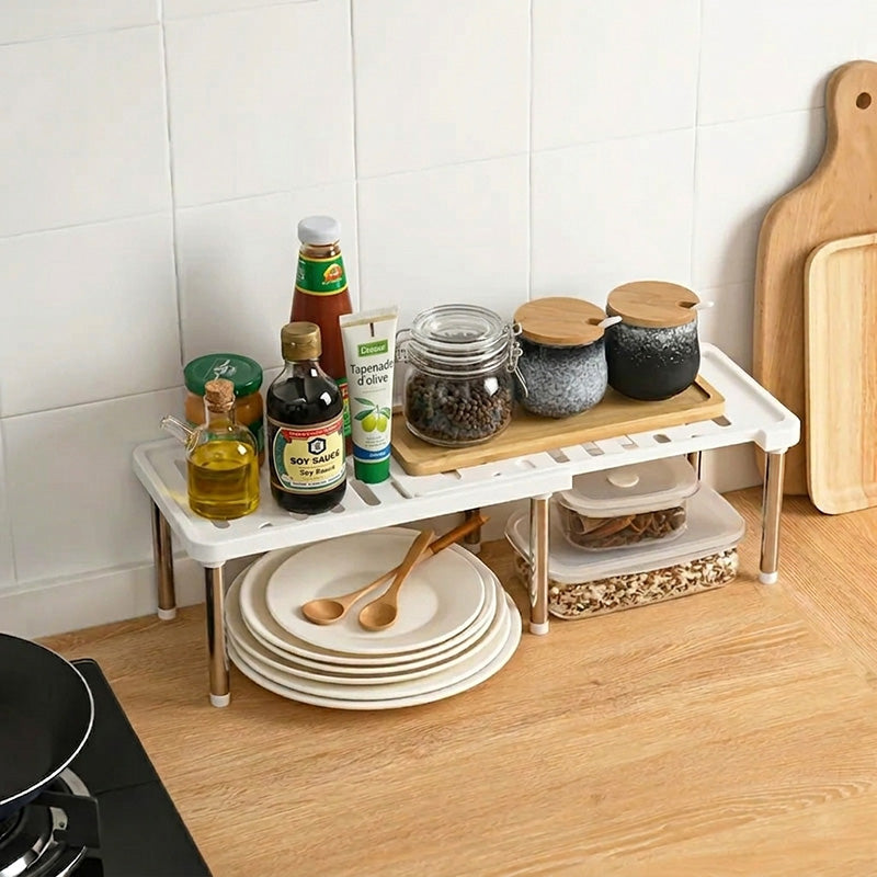 Étagère de cuisine sur le comptoir