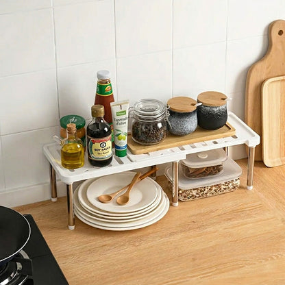 Étagère de cuisine sur le comptoir
