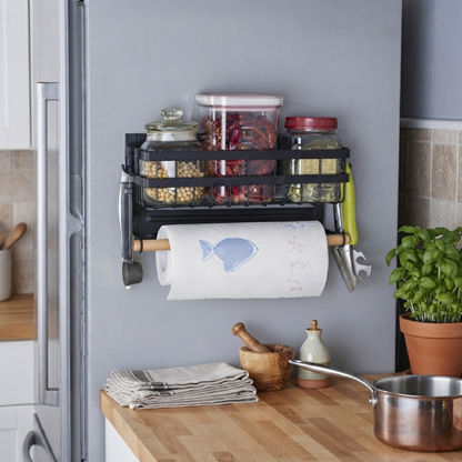 Etagere magnetiques rempli de contenants et d'ustensiles sur le côté du frigo