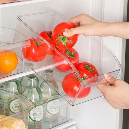 une main tire le Frigo rangement rempli de tomates
