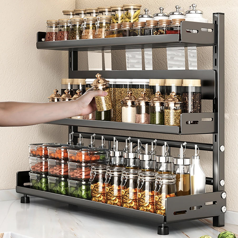 Main prend un pot de condiment sur la Cuisine étagères Cusisystm