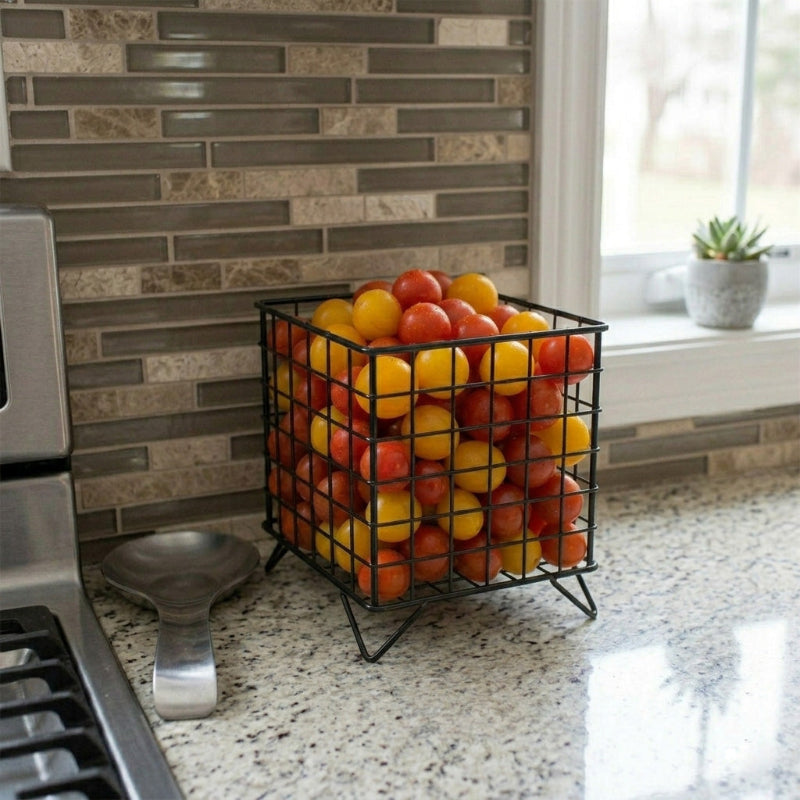panier metal noir avec tomates