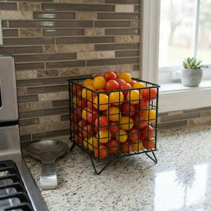 panier metal noir avec tomates
