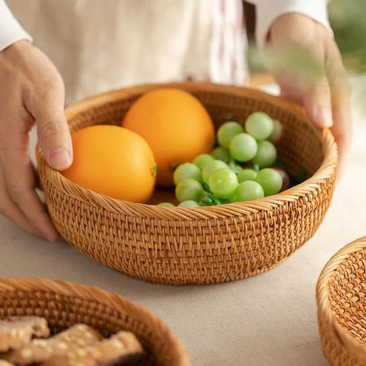 Panier de fruits en corbeille de fruits dans des mains de femme