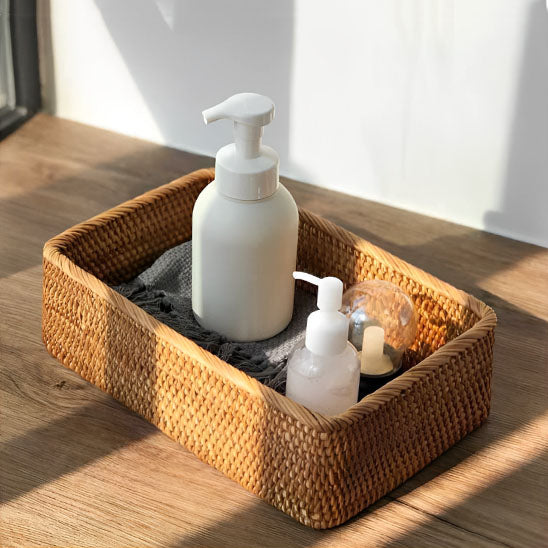 Panier de rangement sur la table