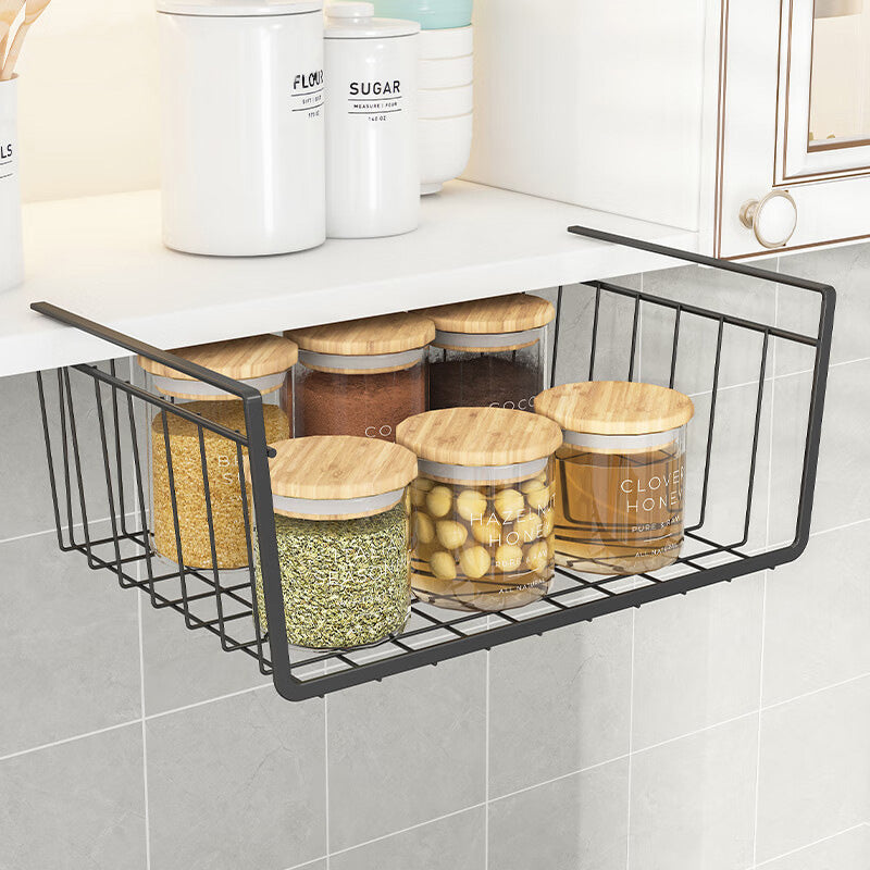 Panier suspendu rempli de pots épices