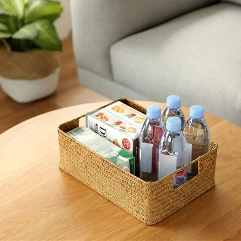 Panier tressé sur table basse