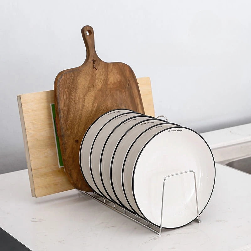 Porte Assiette avec une assiettes et des planches à découper