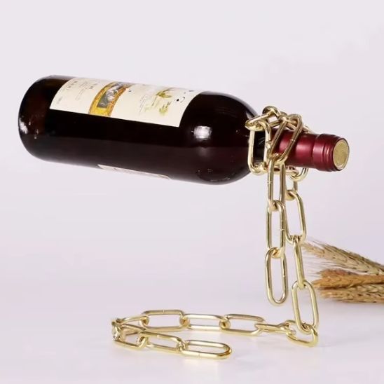 Porte bouteille or sur fond épuré