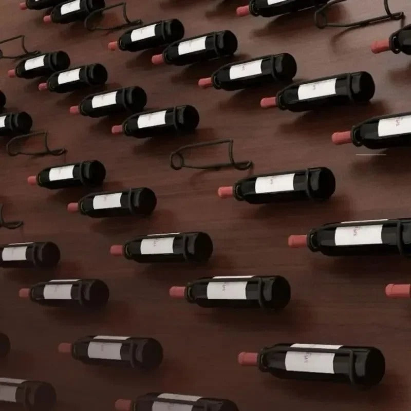 Porte bouteille mural couvre le mur avec des bouteille de vin