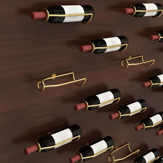 Porte bouteille mural en or sur le mur