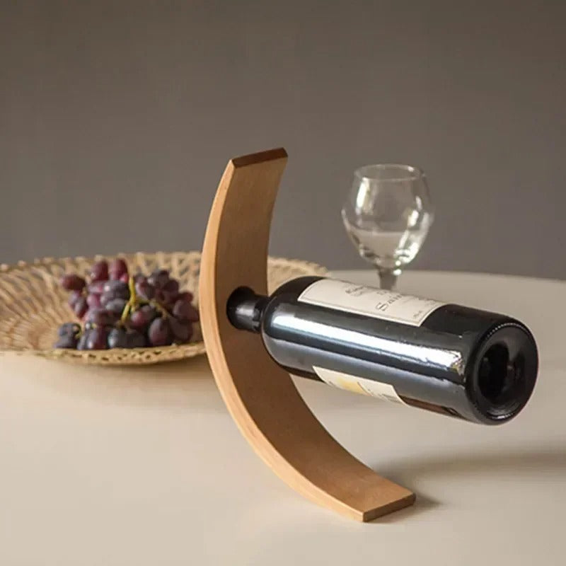 Porte bouteille vin sur la table avec un verre à vin