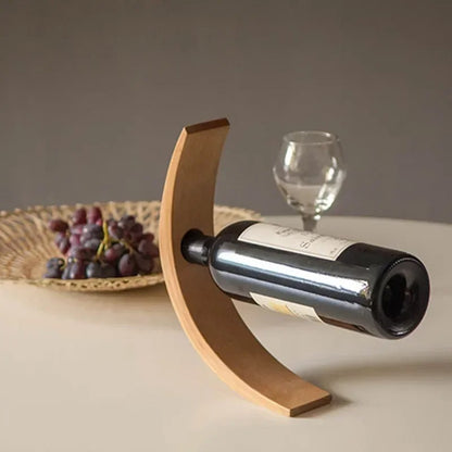 Porte bouteille vin sur la table avec un verre à vin