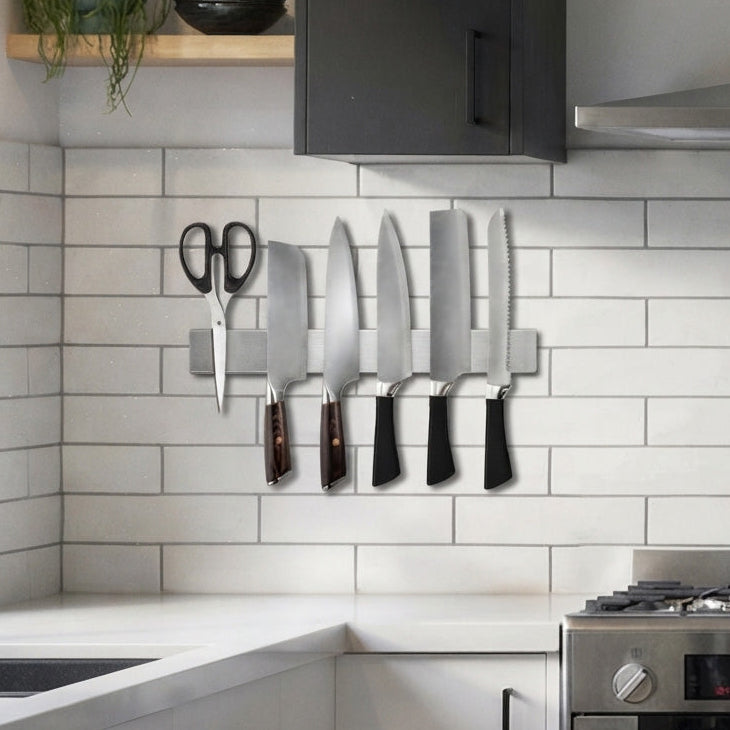 Porte couteau sur un mur de cuisine propre