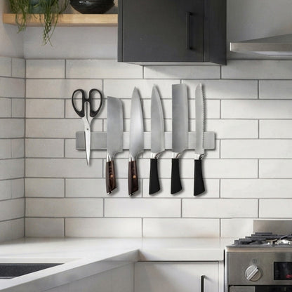 Porte couteau sur un mur de cuisine propre