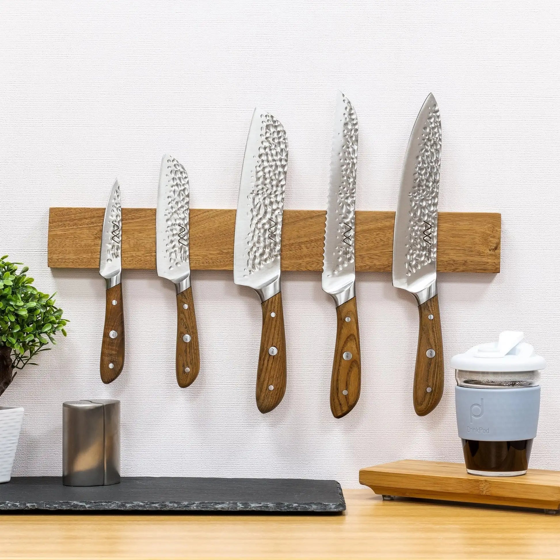 Porte couteaux avec un collection de couteaux