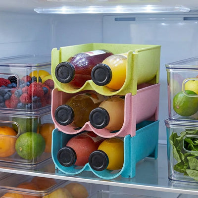 Porte bouteille rempli de bouteilles de jus