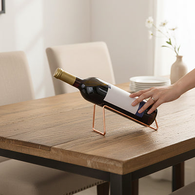 Porte bouteilles sur une table en bois