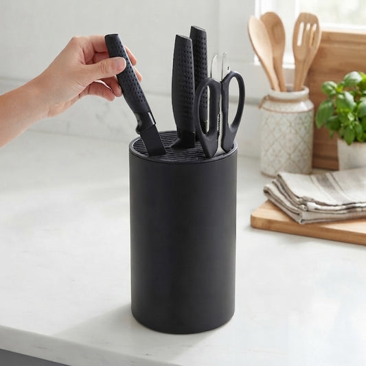 Une main prend un couteau du Porte couteau de table 