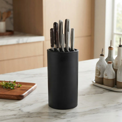 Porte couteau de table rempli sur le comptoir
