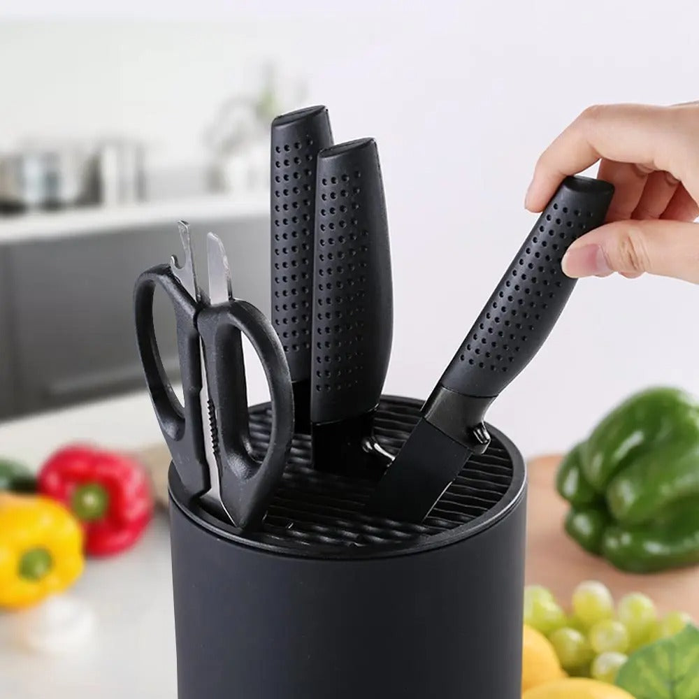 Une main prend un couteau du Porte couteau de table vue de proche