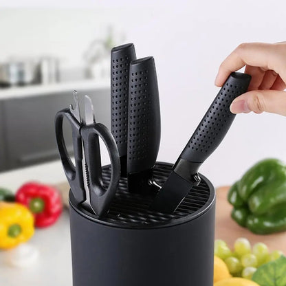 Une main prend un couteau du Porte couteau de table vue de proche