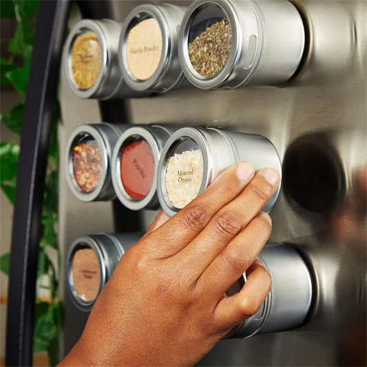 Pot a epice sur le frigo avec une main qui prend un pot