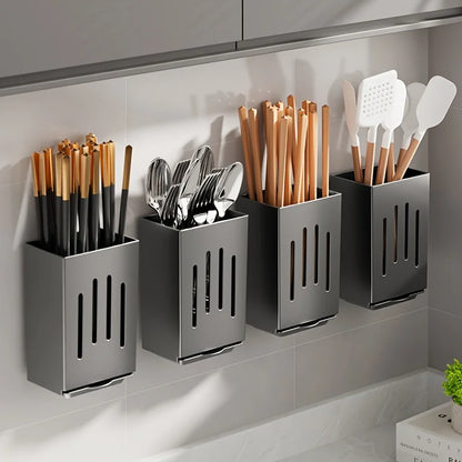 Pot à ustensiles alignés au mur