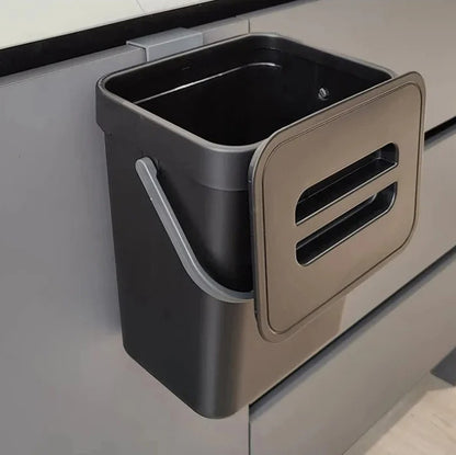 Poubelle sous evier 5L noire sur porte placard